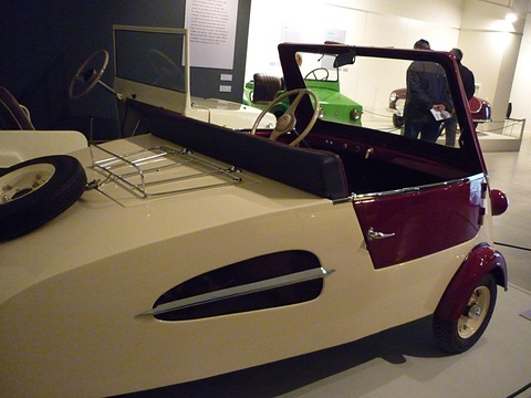 Cream boat-shaped open body with a maroon nose, a long scalloped side recess and a chrome rack on the tail.