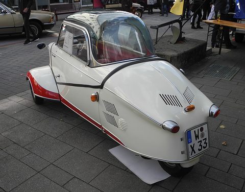 White tapering tail with louvres and red lower trim, plate W-X 33, on paving. Opens a larger view
