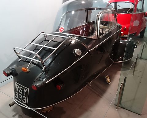 Black tapering tail with a chrome luggage rack and registration RSY 333, a glass screen at right. Opens a larger view