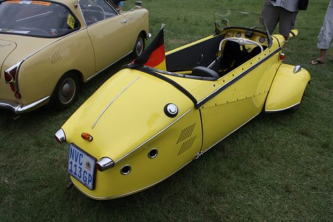Tapering yellow tail with louvres and a US number plate, a German flag on the cockpit. Opens a larger view