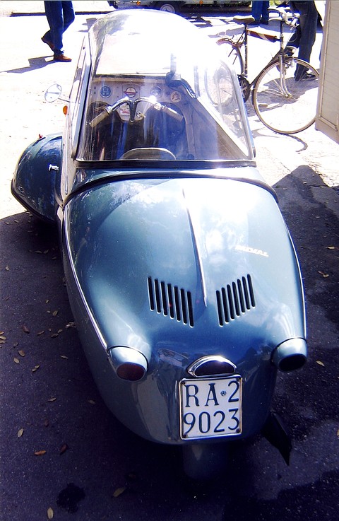 Blue-grey tapering tail with louvres and plate RA-2 9023, seen from behind. Opens a larger view
