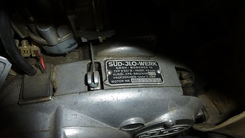 Black metal plate reading SÜD-JLO-WERK GMBH MÜNCHEN, TYP V50/B, 2 PS, on a grey engine casing. Opens a larger view