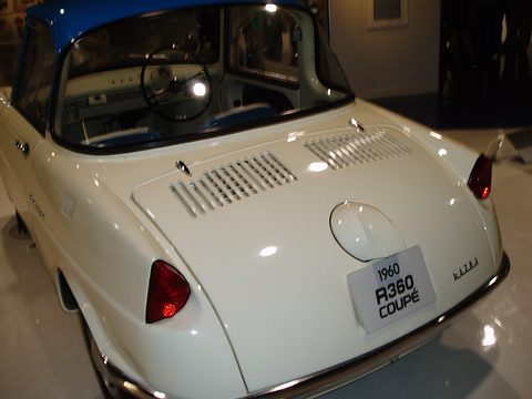 Rear of a cream coupé with a blue roof, a louvred lid and a 1960 R360 COUPE plate. Opens a larger view